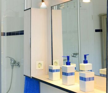 Ein großer Spiegel unterstützt Sie bei Ihrer Pflege und Hygiene.
