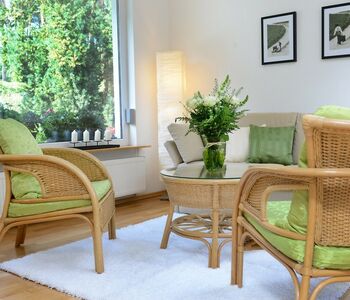 Das Wohnzimmer ist bestens ausgestattet um den Abend gemütlich zu verbringen.