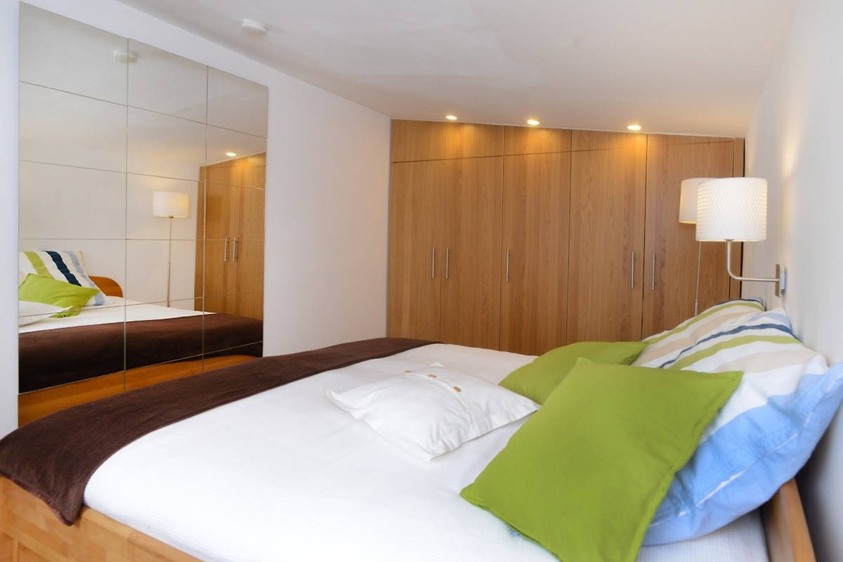 Schlafzimmer in Ihrem Ferienhaus im Grünen nahe See bei Potsdam und Berlin