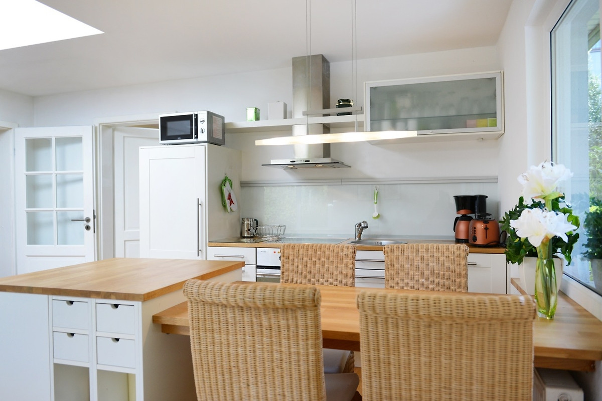 Wohnzimmer & Küche in Ihrem Ferienhaus im Grünen nahe See bei Potsdam und Berlin